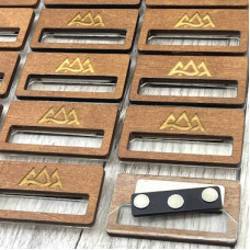 Бейдж дерев'яний з віконцем для змінного ім'я Бейдж дерев'яний з віконцем для змінного ім'я