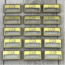 Бейдж з двошарового пластику із лазерним гравіюванням та віконцем для змінного ім'я для ресторану Французької кухні Бейдж з двошарового пластику із лазерним гравіюванням та віконцем для змінного ім'я для ресторану Французької кухні